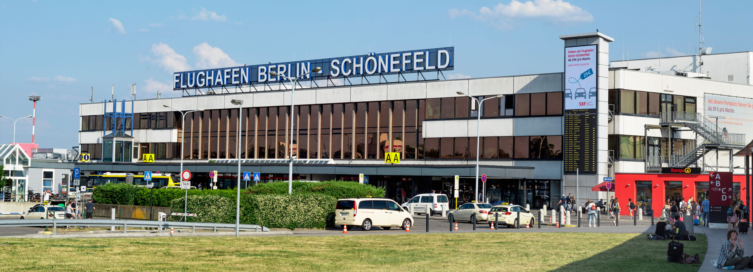 Hur tar du dig fran Schonefeld-flygplatsen till centrum av Berlin