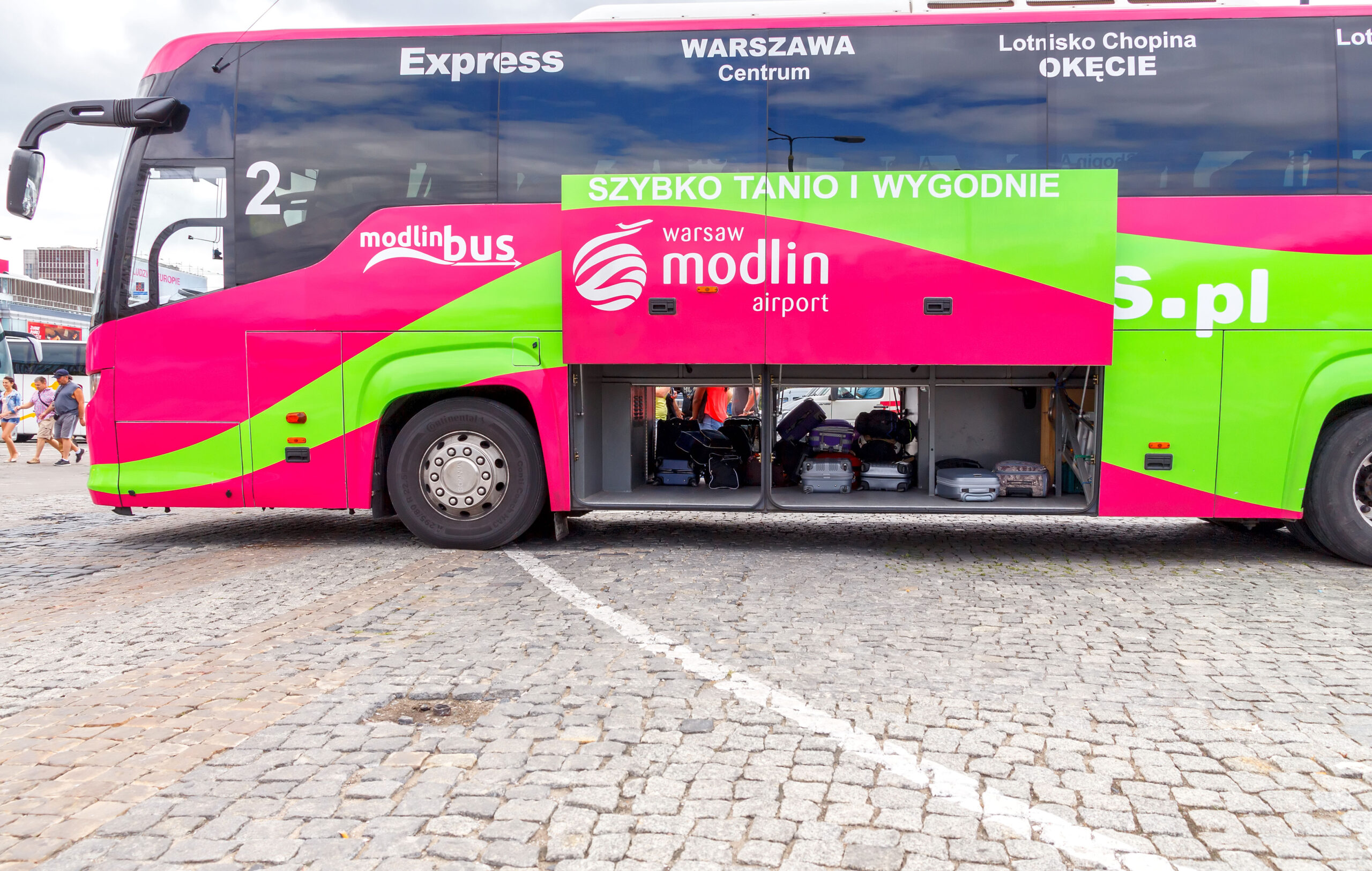 Buss transport från Warszawas flygplats till centrum av staden