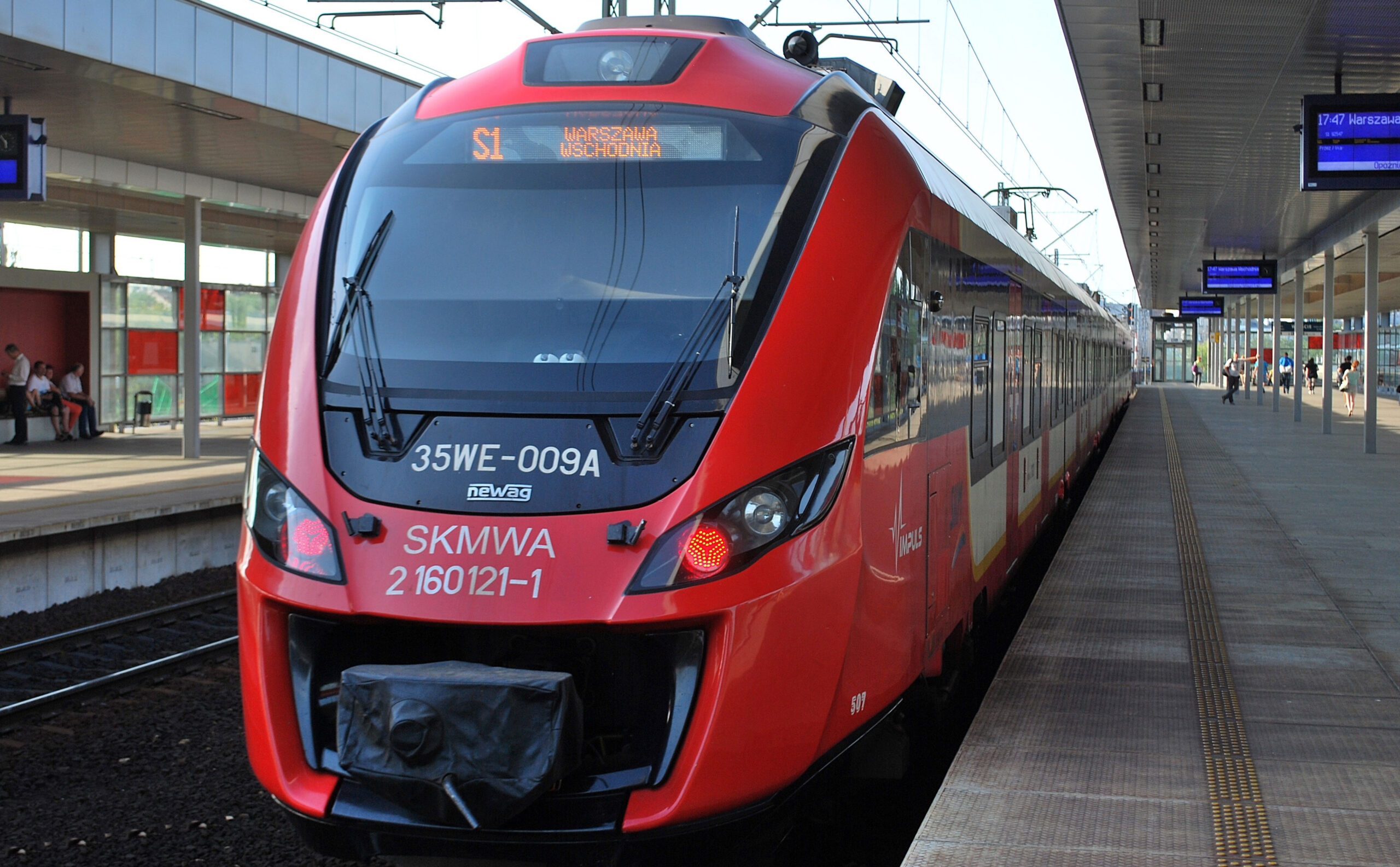 Tåg transport från Warszawas flygplats till centrum av staden