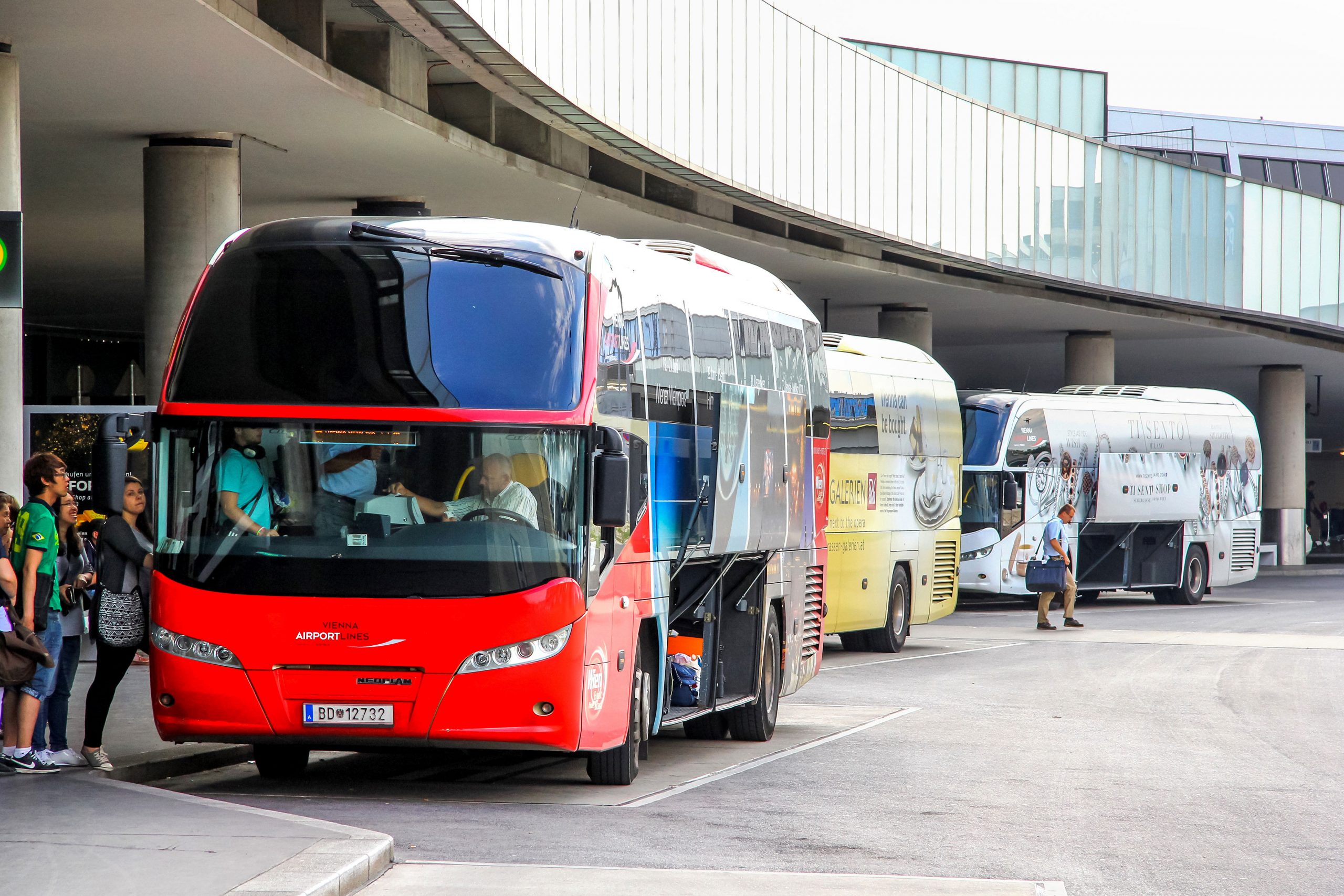 Buss transport från flygplatsen till centrum av staden Wien