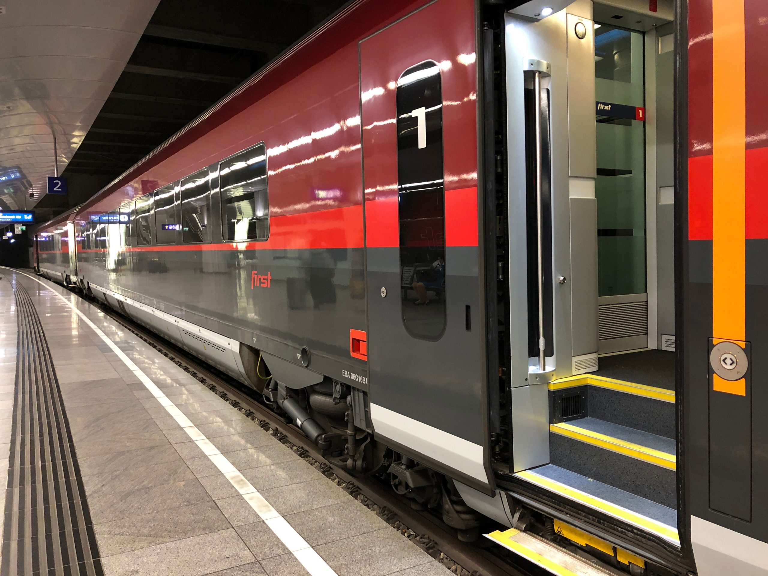 Tåg transport från flygplatsen till centrum av staden Wien