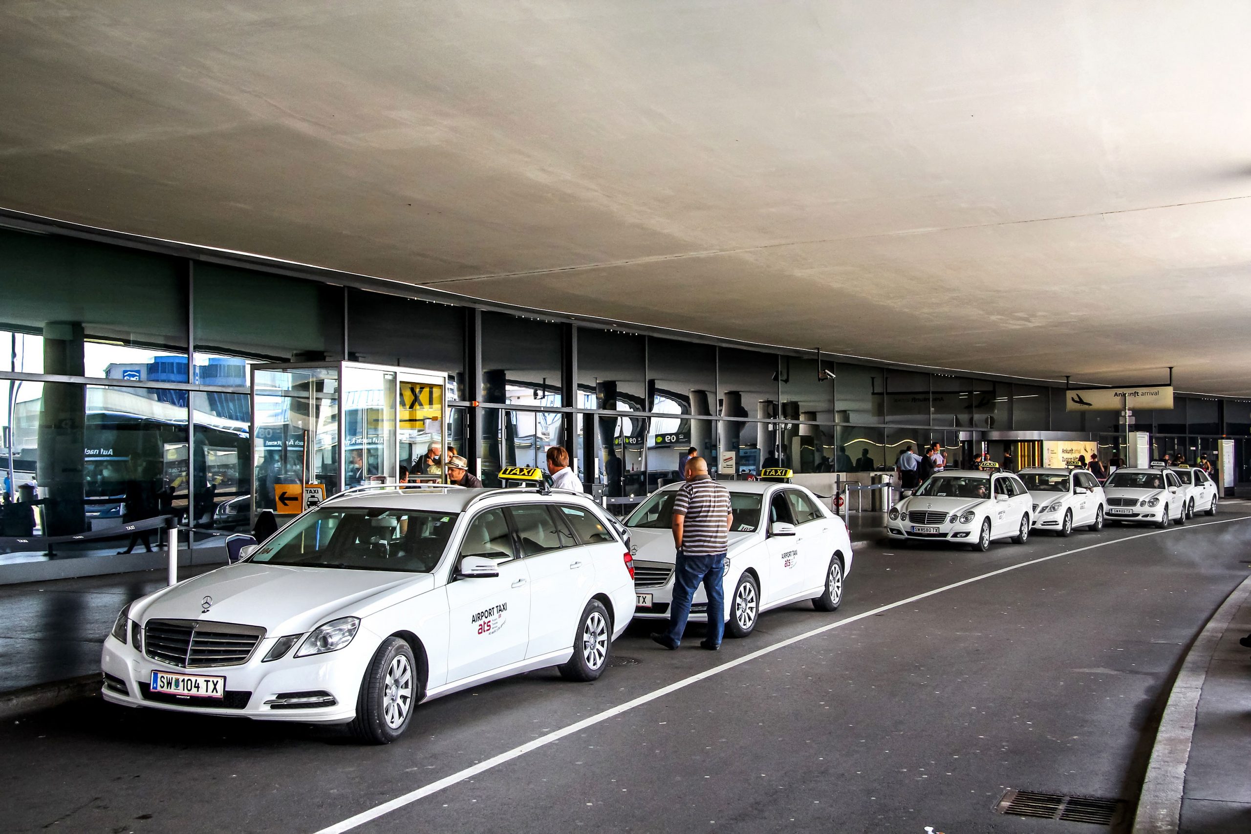 Taxi slutsats Transport från flygplatsen till centrum av staden Wien