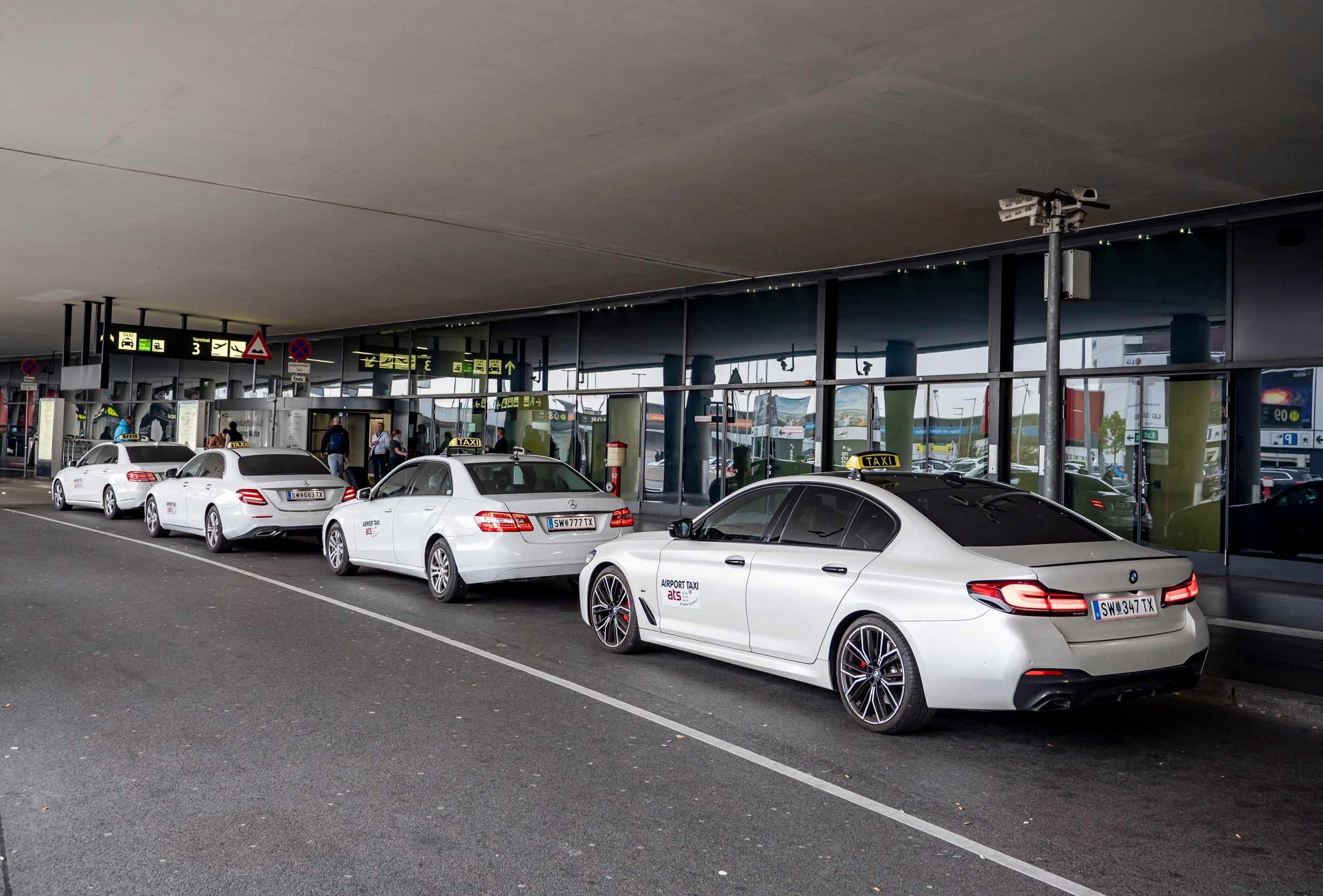 Taxi transport från flygplatsen till centrum av staden Wien