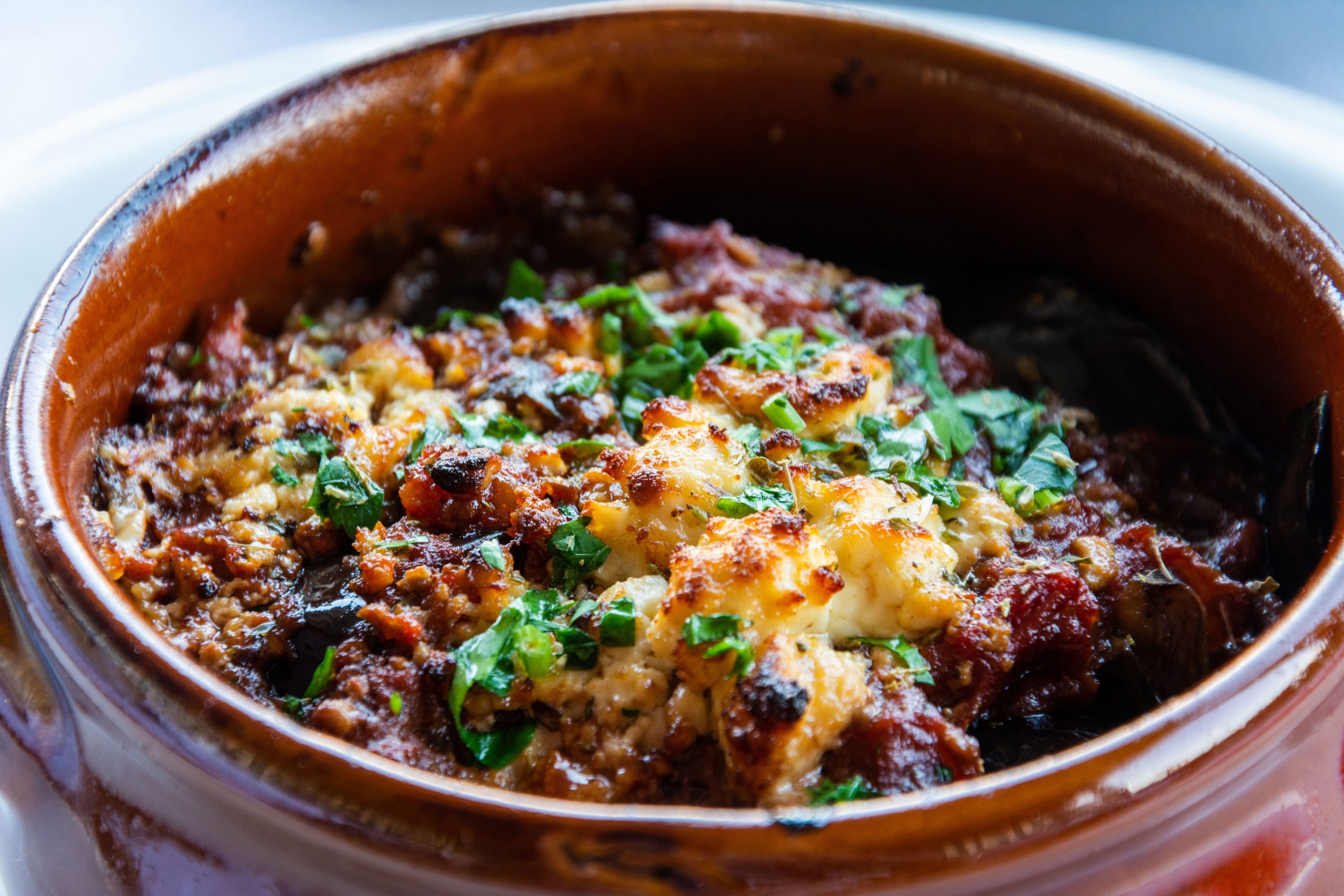 Ät och njut av Moussaka i Aten