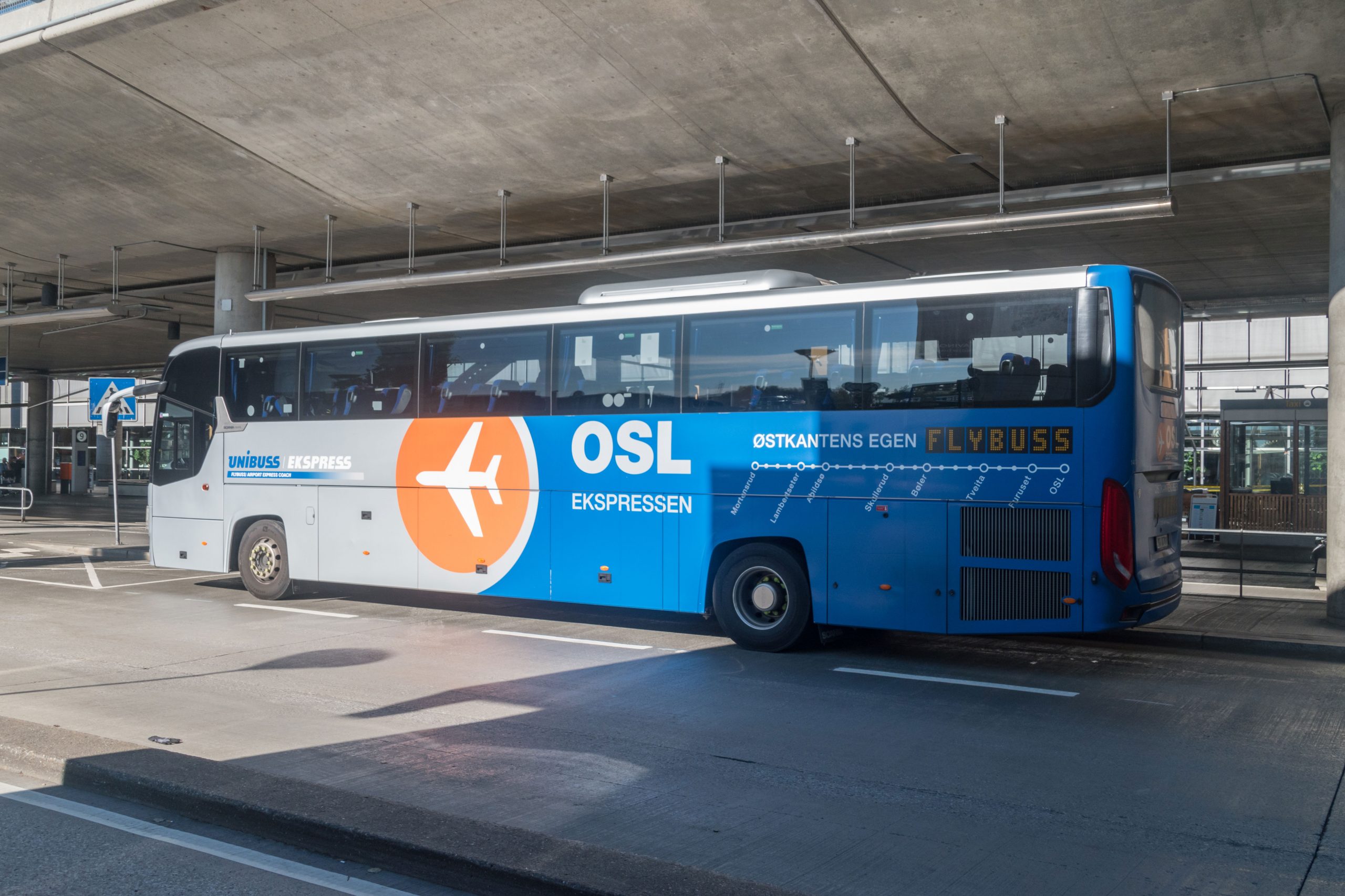 Buss transport från flygplatsen till centrum av staden i Oslo