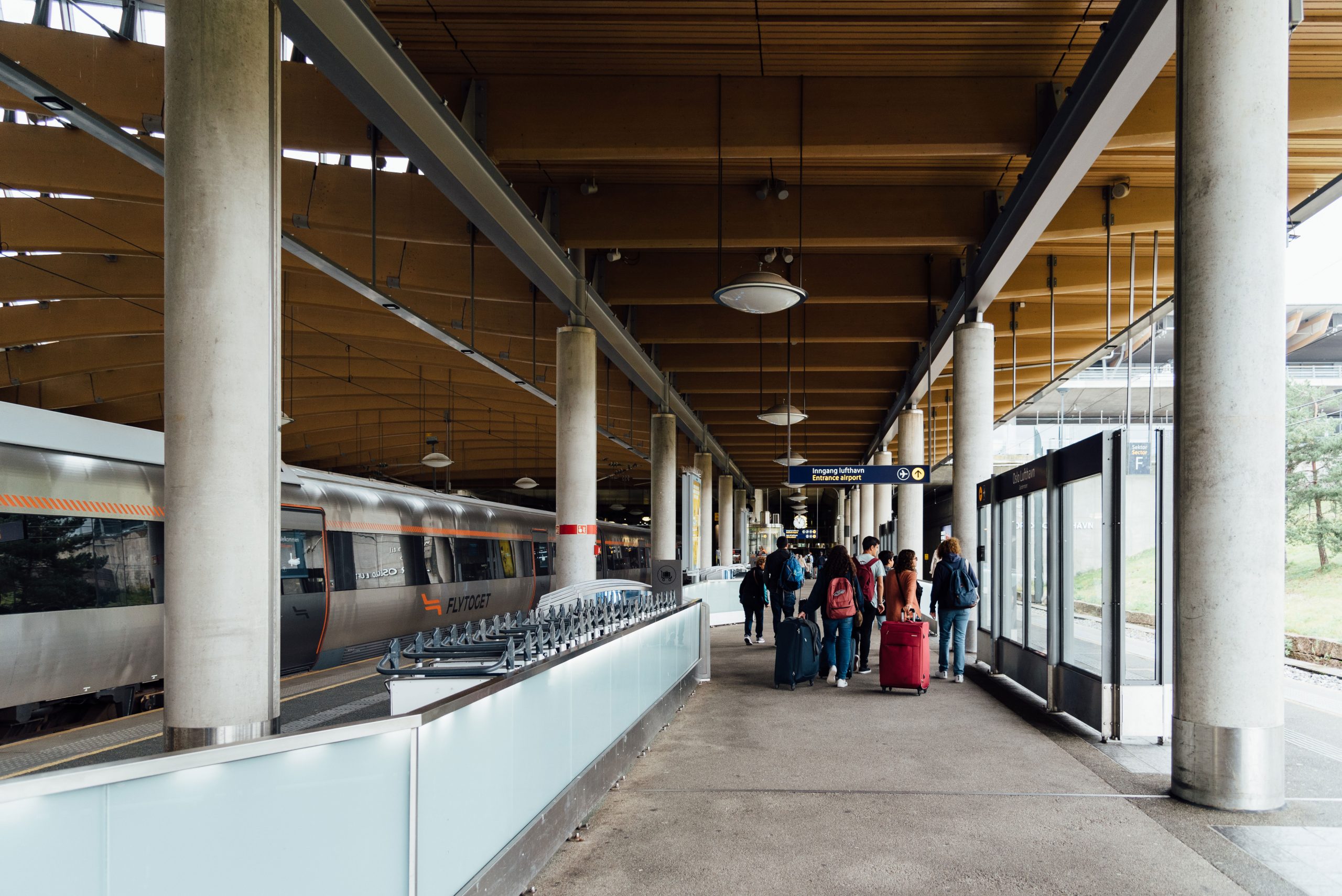 Tåg transport från flygplatsen till centrum av staden Oslo