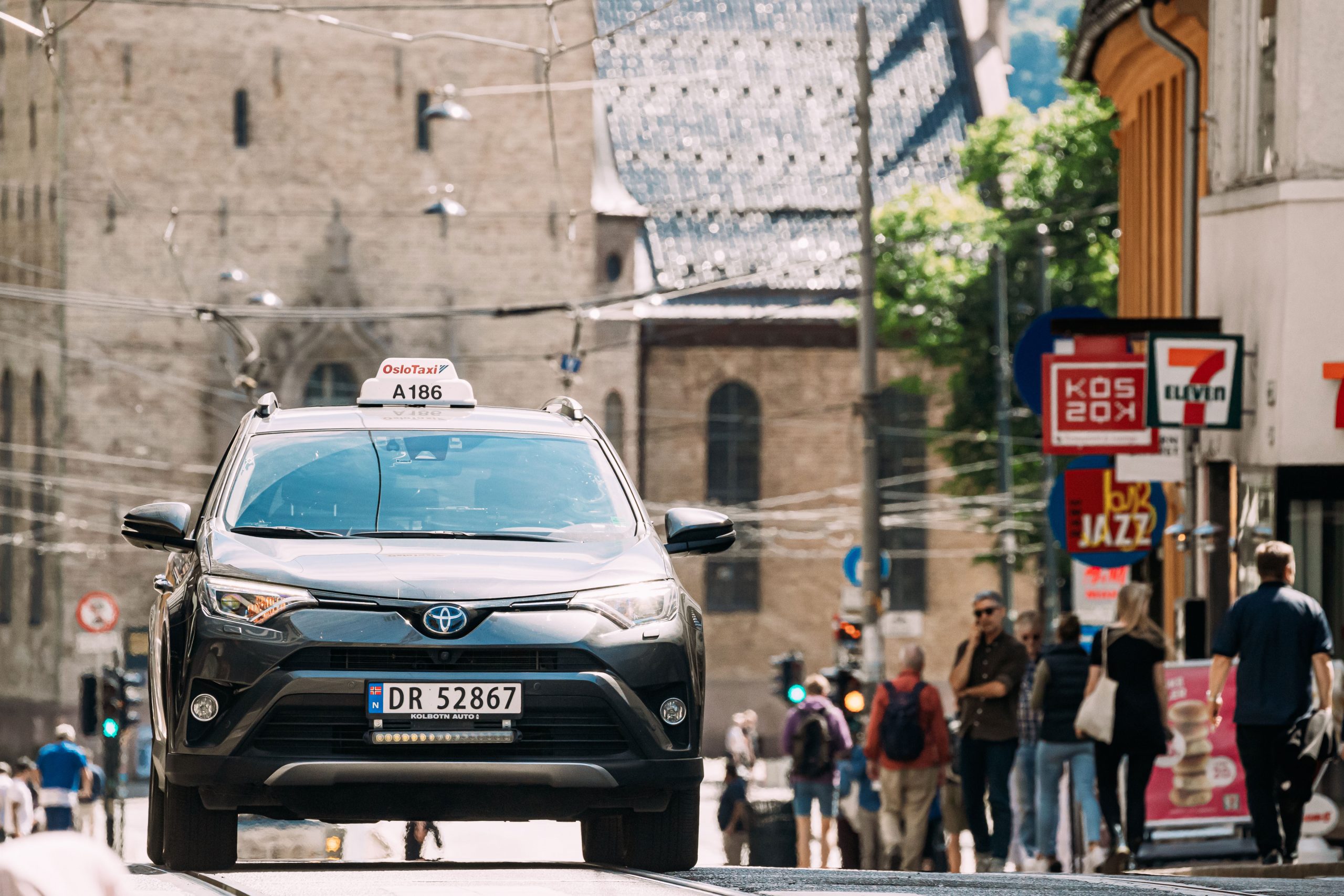 Taxi transport från flygplatsen till centrum av staden Oslo