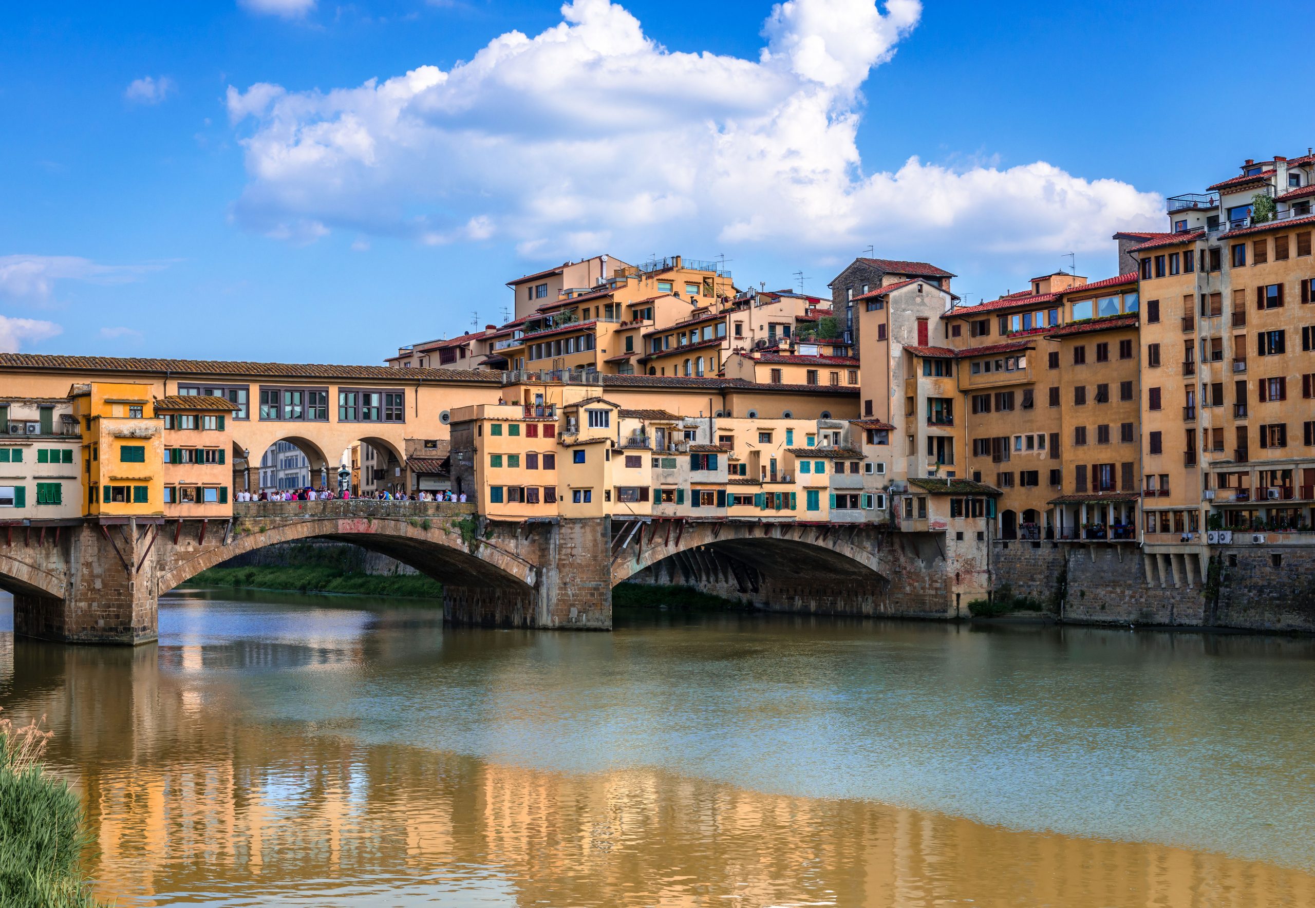 Promenera över Ponte Vecchio i Florens