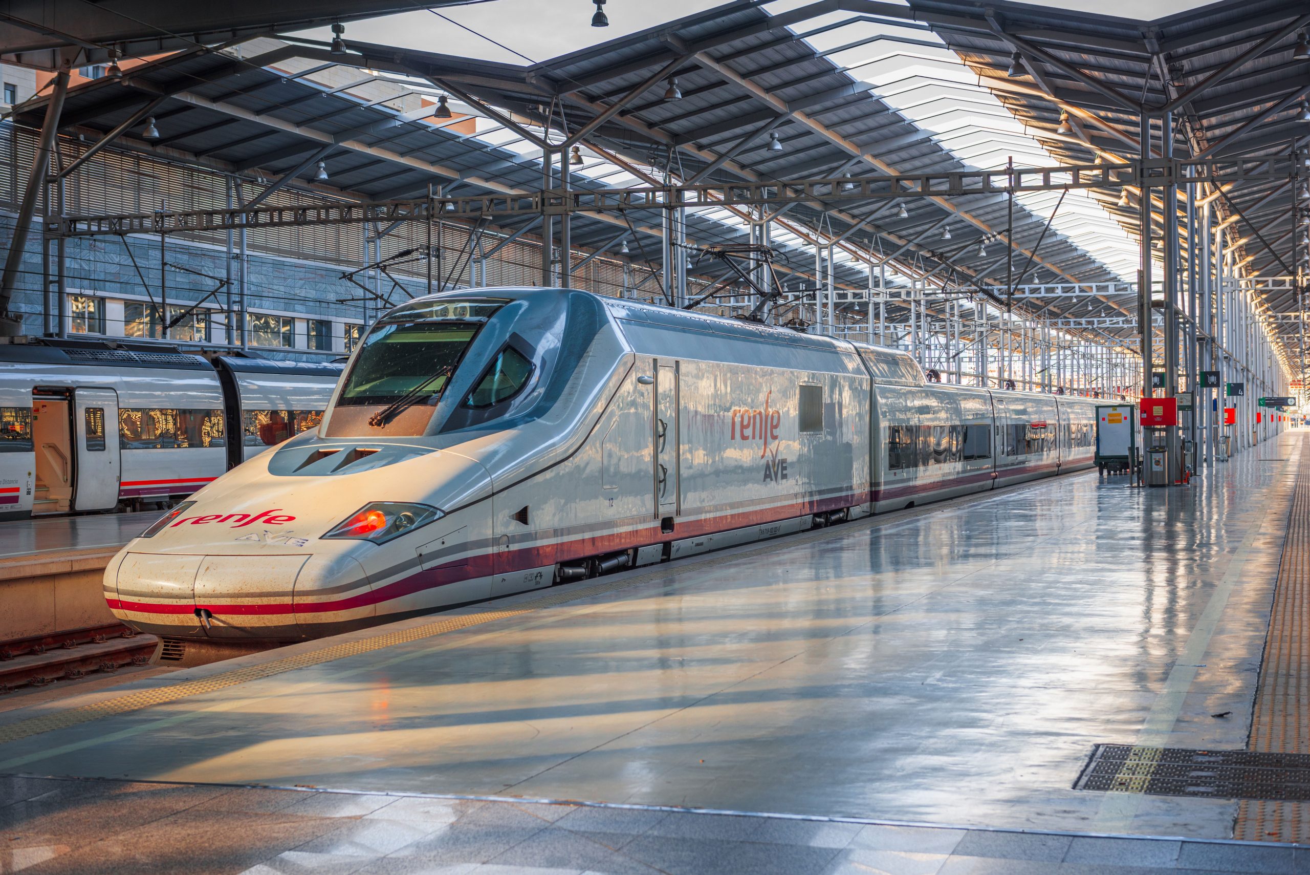 Tåg transport från flygplatsen till centrum av staden i Marbella