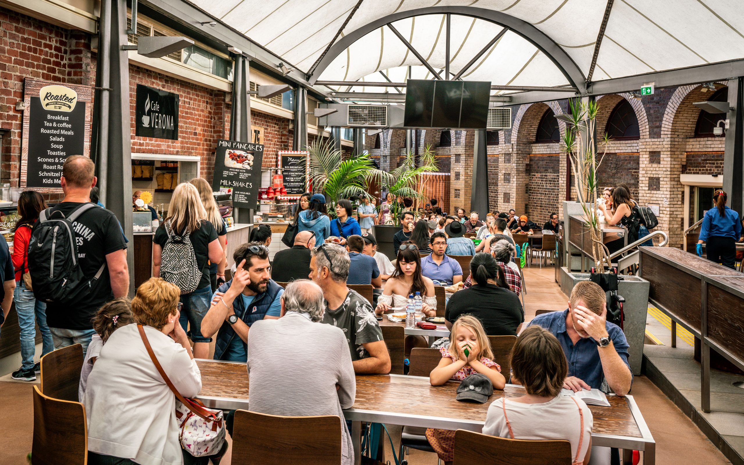 Flanera runt på Queen Victoria Markets i Melbourne