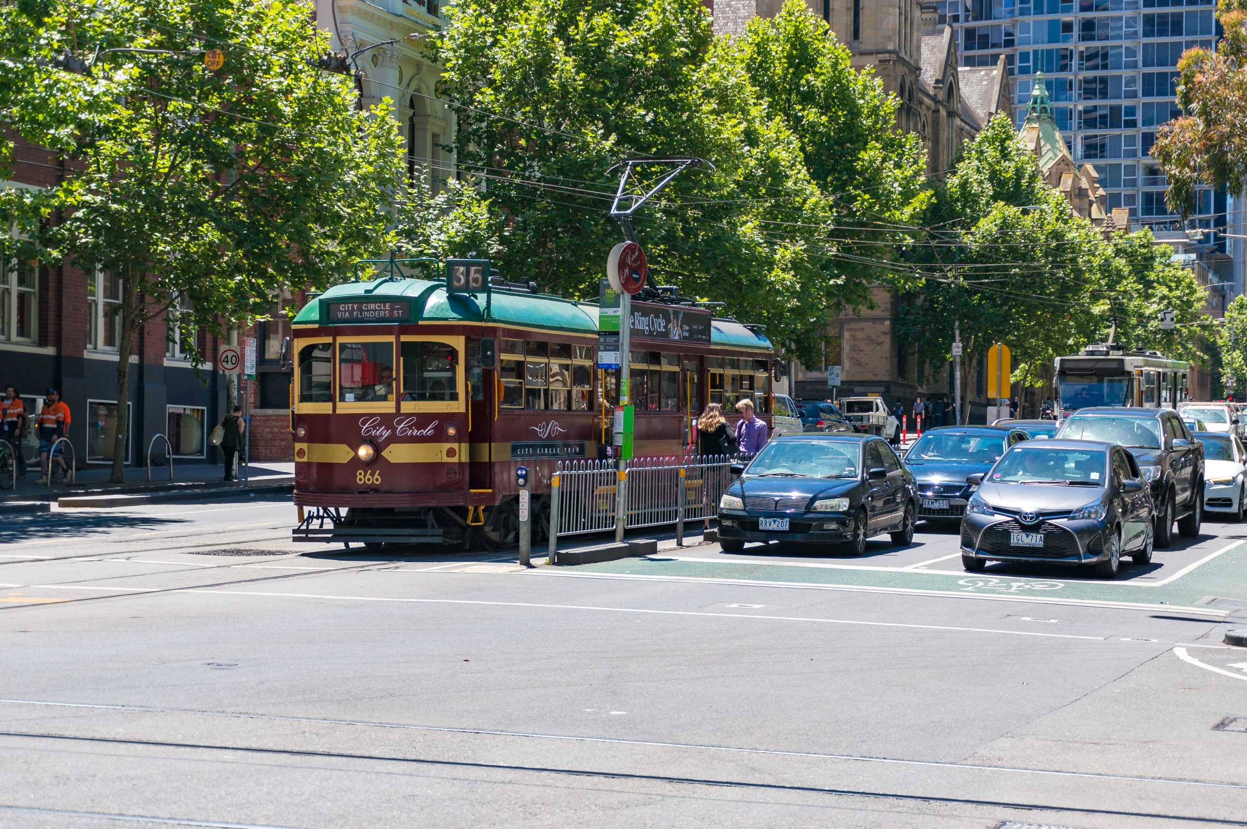 Hyrbil transport från flygplatsen till centrum av Melbourne
