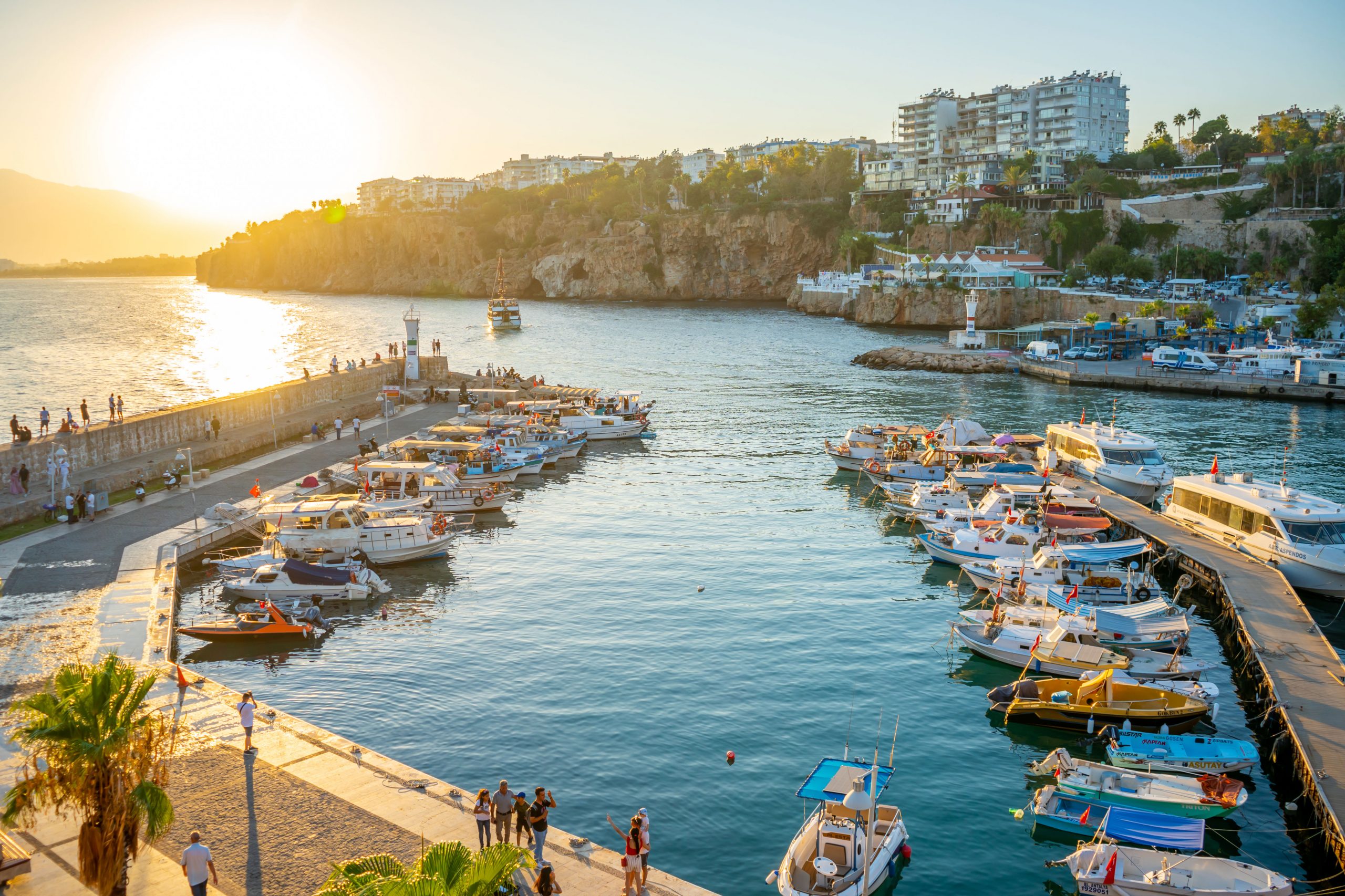 Njut av den gamla hamnen i Antalya
