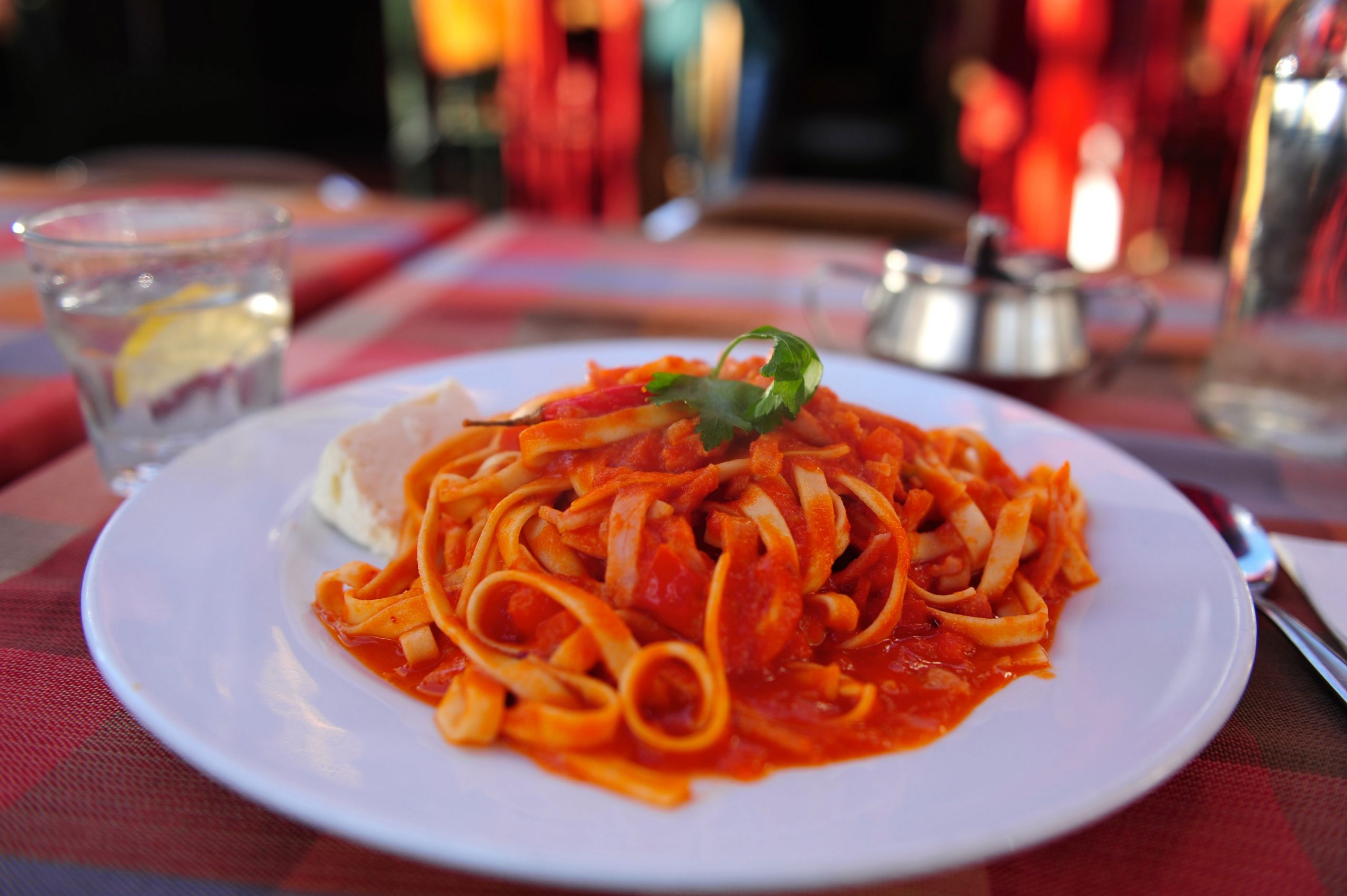 Njut av god mat på Lygon Street i Melbourne